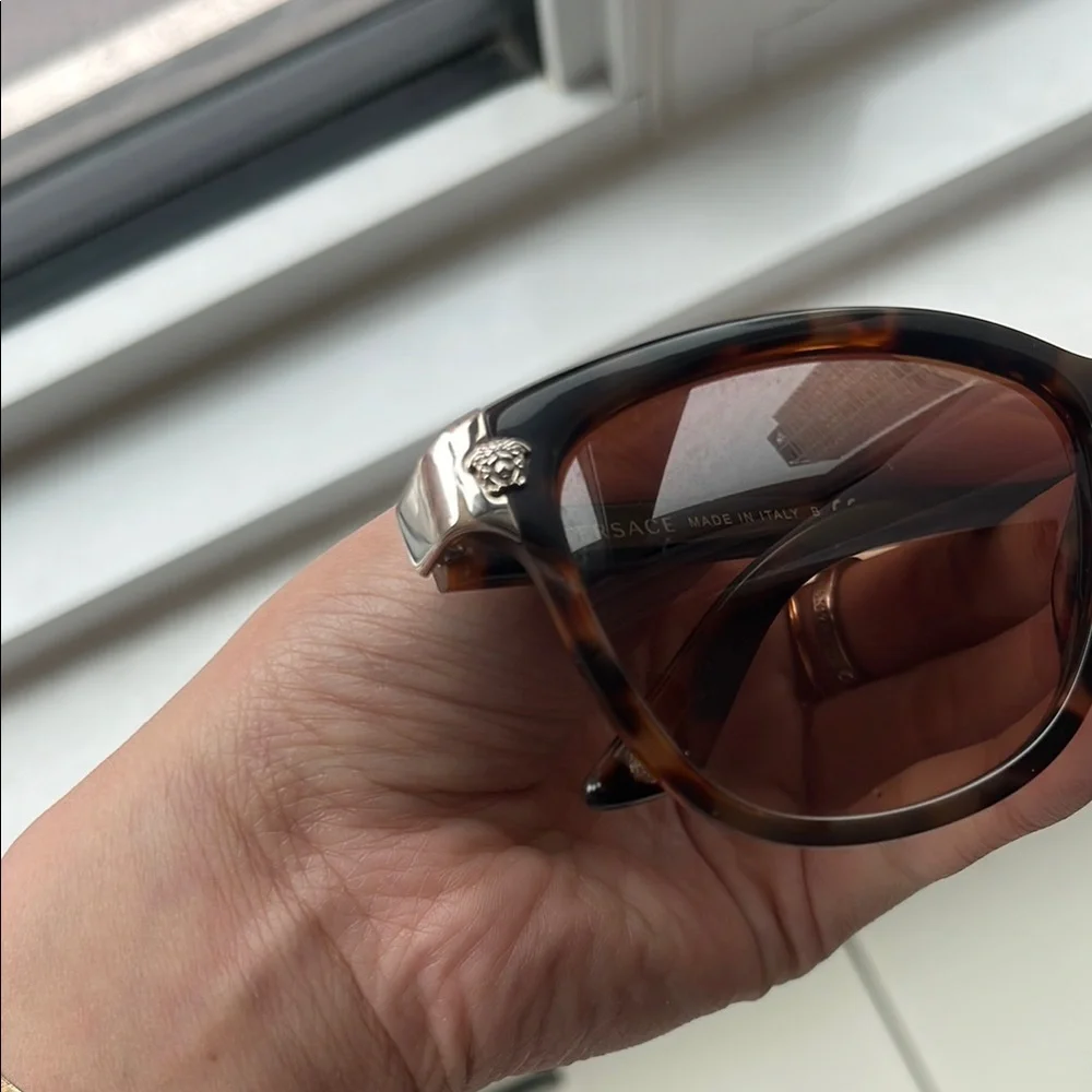 Versace Tortose Sunglasses with Brown Gradient Lenses - Picture 3 of 12
